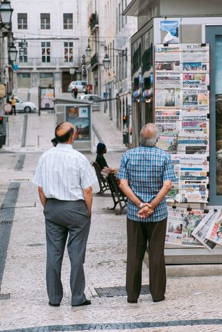 现代建筑,人物特写,街道,商场,美女,看报纸