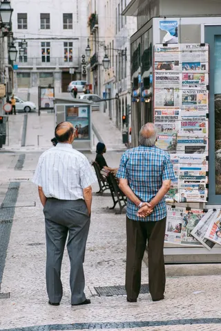 现代建筑,人物特写,街道,商场,美女,看报纸