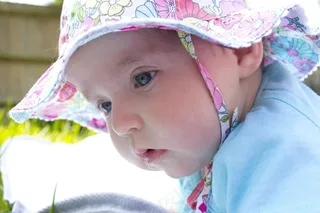 婴儿，做白日梦，盘球，夏天，帽子，蓝眼睛