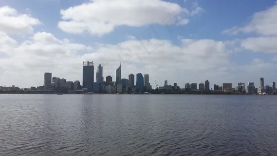 天际线，城市，水，景区，城市，天空，蓝色，云