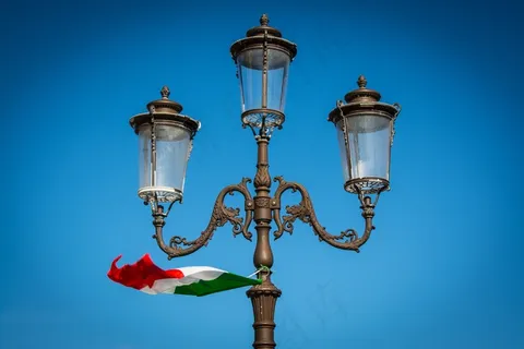 灯笼，路灯，灯，国旗，意大利，天空，蓝色