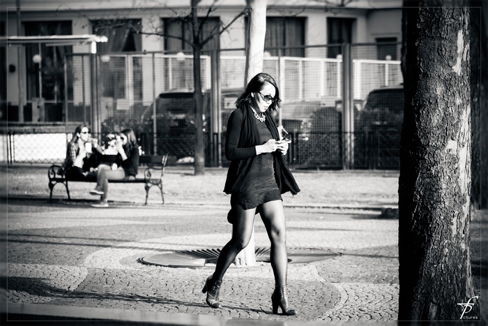 女孩，女人，街头生活，市中心，黑色和白色