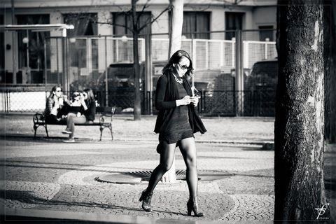 女孩，女人，街头生活，市中心，黑色和白色