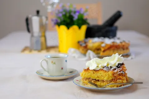 法国美食,马克杯,功夫茶具,杯子,厨房,一块蛋糕奶油和桌上的咖啡杯 法国美食,马克杯,功夫茶具,杯子,厨房,一块蛋糕奶油和桌上的咖啡杯