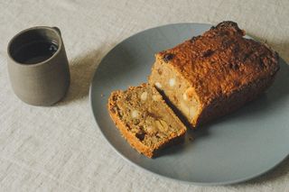 工艺品,石头,烤豆腐,鳗鱼,拖鞋,桌上的自制面包