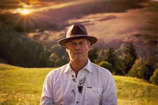 人，人，男子，男性，帽子，服装，草地，性质