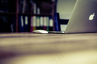 窗帘,苹果,地毯,平板手机,床单,图书馆桌上的笔记本电脑和电脑鼠标