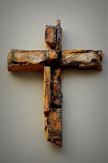 十字架,工艺品,玩具,剑,吊坠,十字架在灰色的背景上