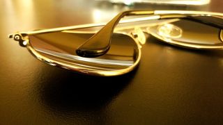 眼镜，太阳，黄色，桌子，黑色