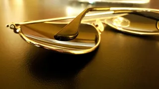 眼镜，太阳，黄色，桌子，黑色