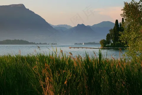 与湖,芦苇和山景观 与湖,芦苇和山景观