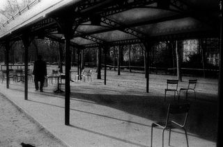 现代建筑,钢笔画,亭楼,中式传统建筑,树,空的户外咖啡馆的黑白图像