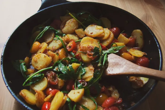 菜肴,麻辣香锅,蘑菇,三杯鸡,碗,平底锅上炒的蔬菜