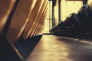 椅子，座椅，礼堂，阳光，窗户，支柱