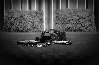 口罩，手铐，床