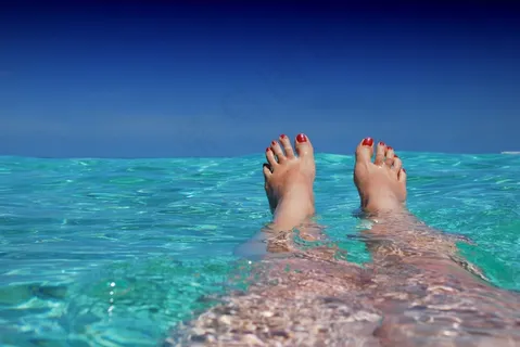 海洋,泳池,花样游泳,游泳,游泳池,女人的脚在海中