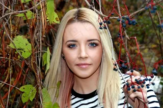 女孩，肖像，蓝眼睛，金发，叶，美女，微笑