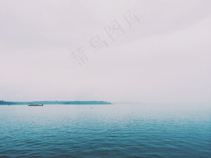 海洋，海，水，船，船舶，天空，灰色，雾