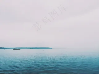 海洋，海，水，船，船舶，天空，灰色，雾