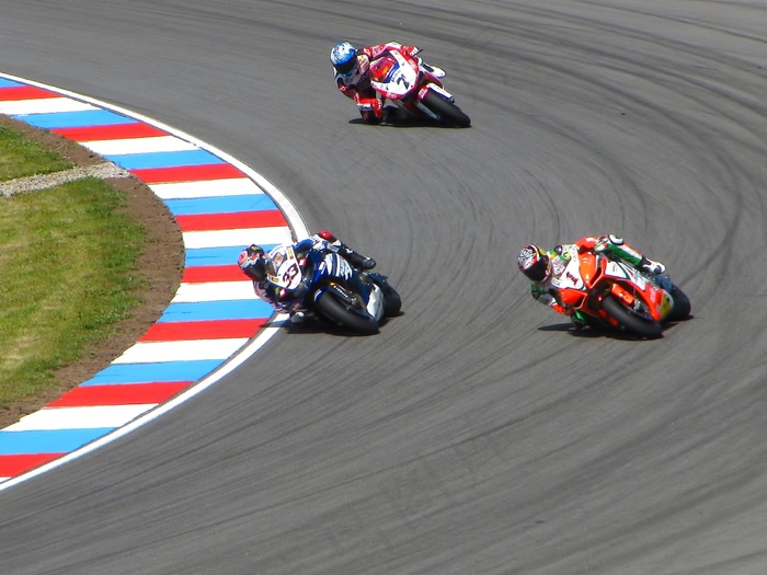 Max Biaggi，Marco Melandri，Carlos Checa，赛车，比赛