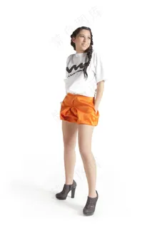 微笑着十几岁的女孩，用手在口袋里的肖像