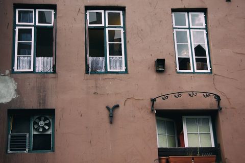 护栏,建筑,窗,居民楼,沿街店面,旧区古屋的窗户