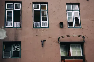 护栏,建筑,窗,居民楼,沿街店面,旧区古屋的窗户