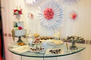 居家室内,吸顶灯,台灯,工艺品,室内一角,婚礼装饰房间里的桌子