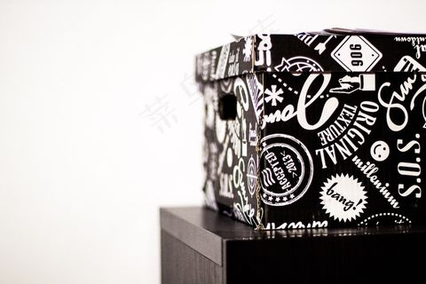 t恤,糖果,包,沙发,礼品包装袋,桌子的黑白纸箱