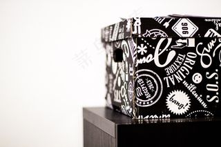 t恤,糖果,包,沙发,礼品包装袋,桌子的黑白纸箱