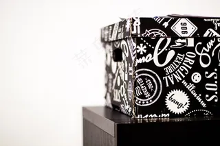 t恤,糖果,包,沙发,礼品包装袋,桌子的黑白纸箱