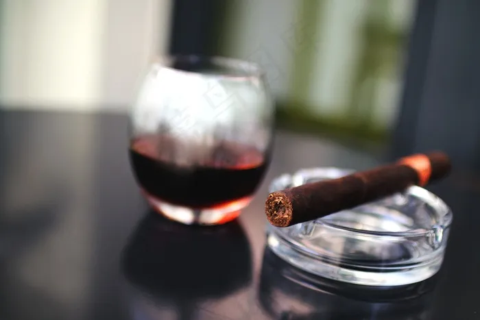 红酒-葡萄酒,酒瓶,饮料/饮品,杯子,玻璃杯,吸烟雪茄