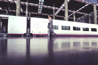 篮球馆,窗户,金属栏杆,门,地板砖,火车火车站交通人