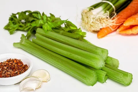 西芹,芹菜,蘸酱菜,盆栽植物,香蕉,芹菜和桌子的胡萝卜 西芹,芹菜,蘸酱菜,盆栽植物,香蕉,芹菜和桌子的胡萝卜