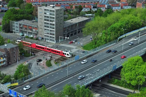 轿车,列车出轨,桥梁,高速路,摩托车,城市过境十字路口交通 轿车,列车出轨,桥梁,高速路,摩托车,城市过境十字路口交通
