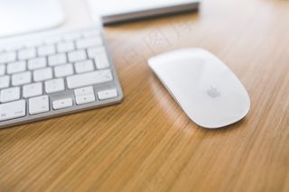 鼠标垫,触控板,电脑,光电鼠,笔记本电脑,白苹果鼠标和键盘在白板上