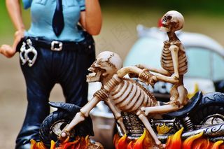 骑自行车的人，骨架，女警察，控制，令人毛骨悚然，很奇怪