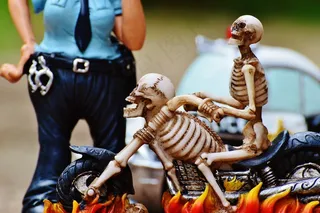 骑自行车的人，骨架，女警察，控制，令人毛骨悚然，很奇怪