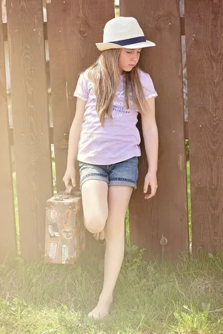 人类，人，女孩，帽子，赤脚，行李，出