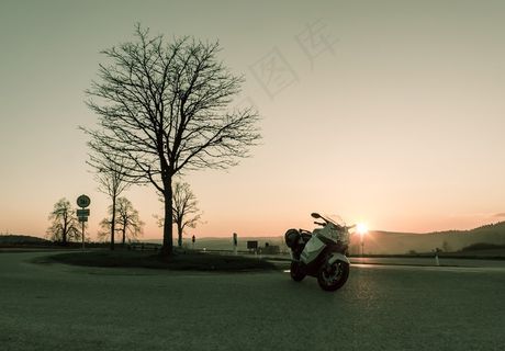 日落，阳光明媚，摩托车，道路，树，街道