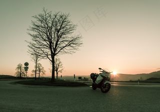 日落，阳光明媚，摩托车，道路，树，街道