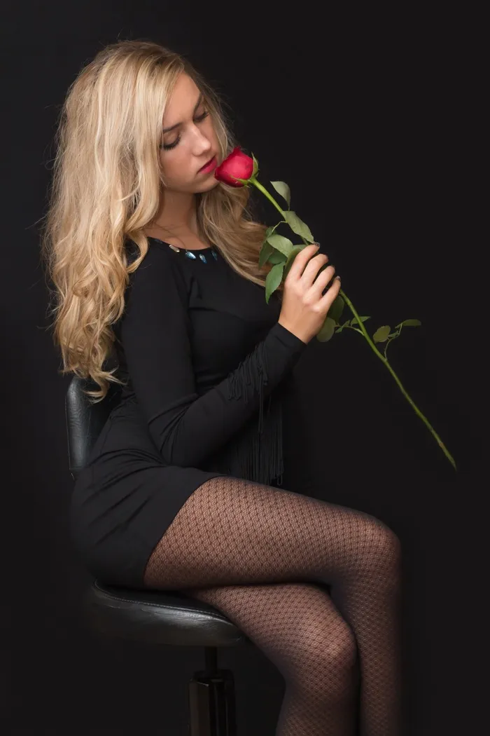 美女,女孩,头发,外籍演员,合照,拿着红色玫瑰的年轻白肤金发的妇女画象