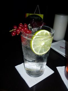 玻璃杯,鸡尾酒,酒杯,饮料/饮品,瓶子,杜松子酒补品