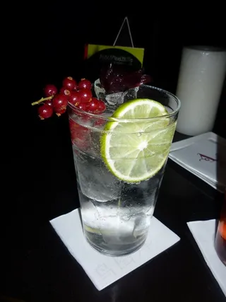 玻璃杯,鸡尾酒,酒杯,饮料/饮品,瓶子,杜松子酒补品