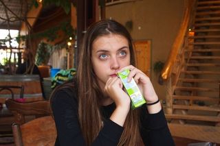 女孩，脸，长长的头发，蓝眼睛，喝酒，梦想