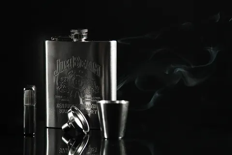 威士忌，反光杯，酒精，酒壶，季木良