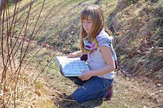 人类，儿童，女孩，金发，长长的头发，书，阅读