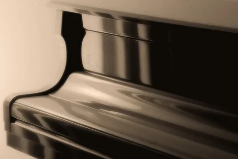 钢琴琴胆,台灯,椅子,窗帘,楼梯,钢琴与房间里的倒影