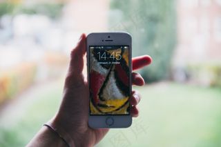 手机保护套,手机,手机壳,打火机,手机套,男人在公园里拿着手机