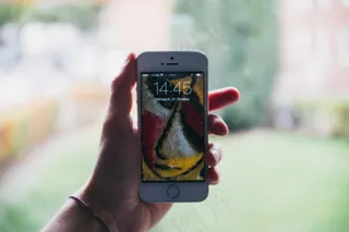 手机保护套,手机,手机壳,打火机,手机套,男人在公园里拿着手机